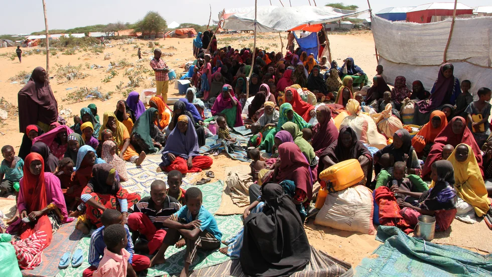 Somaliska kvinnor och barn i ett flyktingläger utanför huvudstaden Mogadishu. Många läger i landet är fulla med kvinnor som gifts bort i ung ålder.