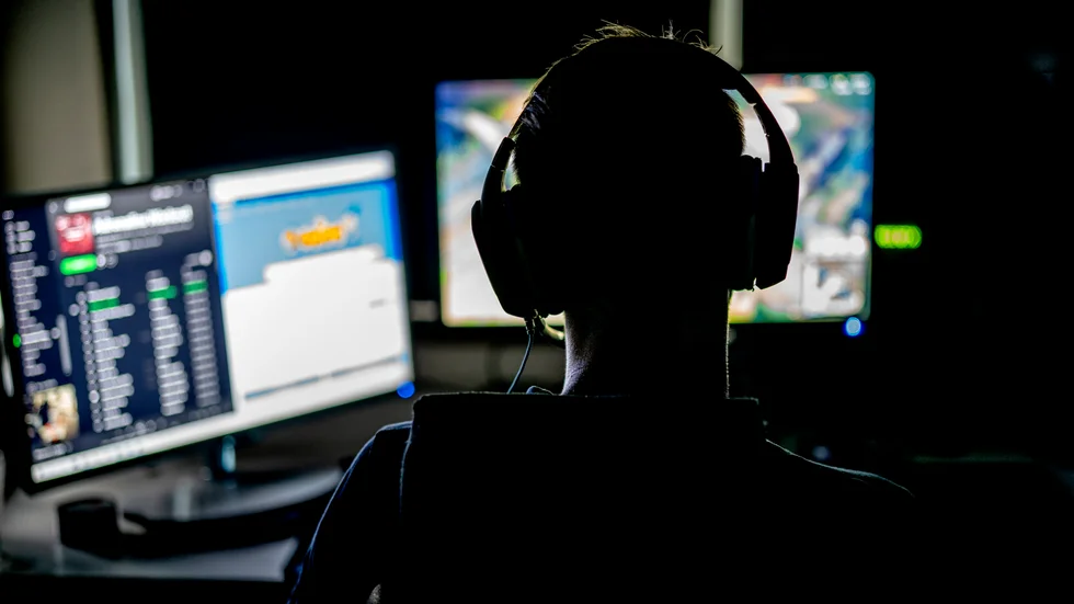 ”Kanske är det också seriens styrka – att den nu bidragit till att föräldrar börjar fundera på (och förhoppningsvis får en lätt panikkänsla av) att inte riktigt veta vad sönerna gör på nätet instängda på sina rum”, skriver Nina Rung.