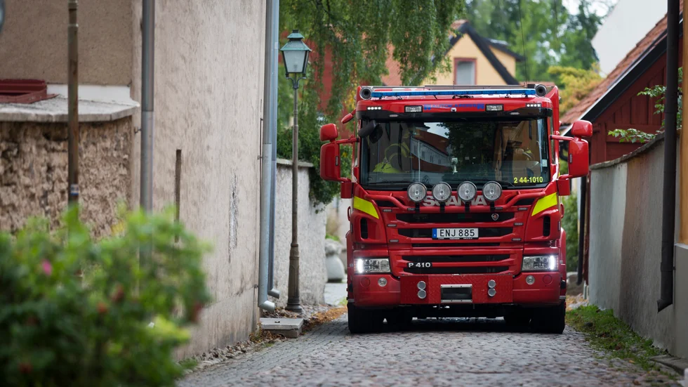 Det är inte bara de trånga gränderna i Visby som gör att Räddningstjänsten har svårt att komma fram. Sommartid rör sig tusentals människor i innerstaden och vid en stor akut händelse kan de hindra framkomligheten.