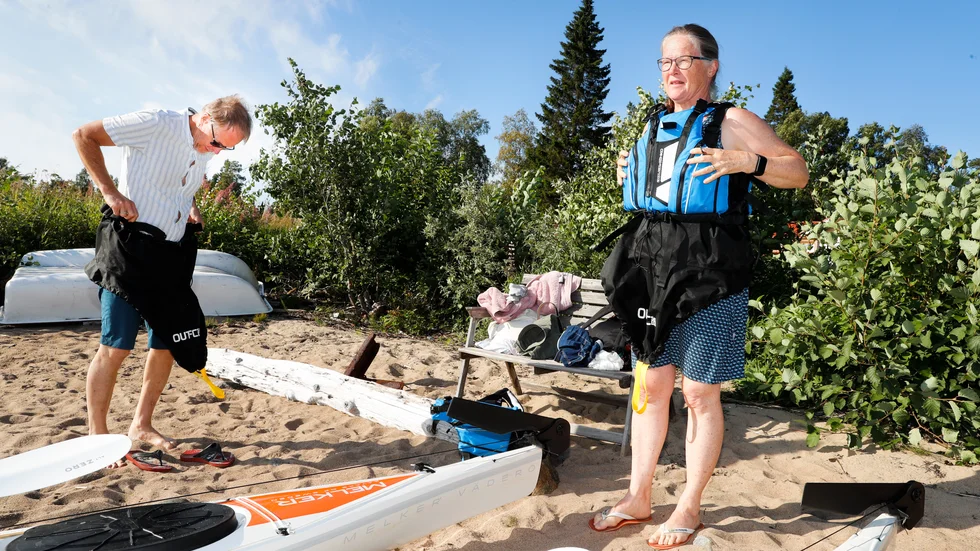 På väg ut på tur med maken Per-Olov. Deras bröllopsdag i juli i år firades ute till havs i kajak. ”En sommar paddlade vi Åland runt på vår semester.”