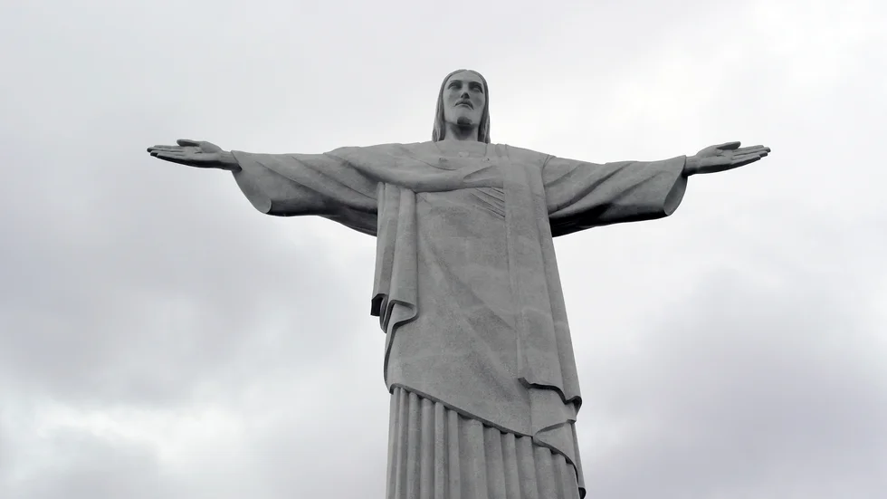 Den världskända statyn Cristo Redentor blickar ut över Rio de Janeiro från berget Corcovado. Arkivbild.