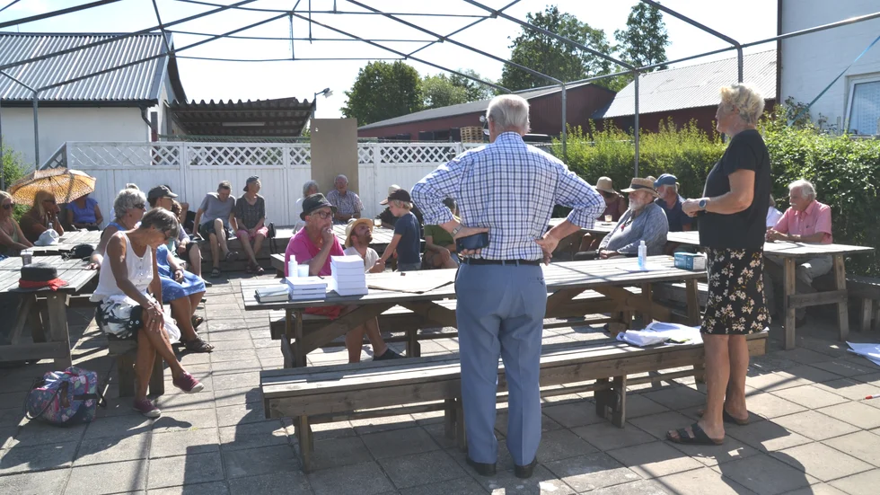 Klimatsamtal i Burgsvik: Gittan Frejhagen frågar ut Allan Larsson, med ryggen mot kameran, som utlovar stora möjligheter för Gotland att bli ledande - om bara regionledningen nappar.