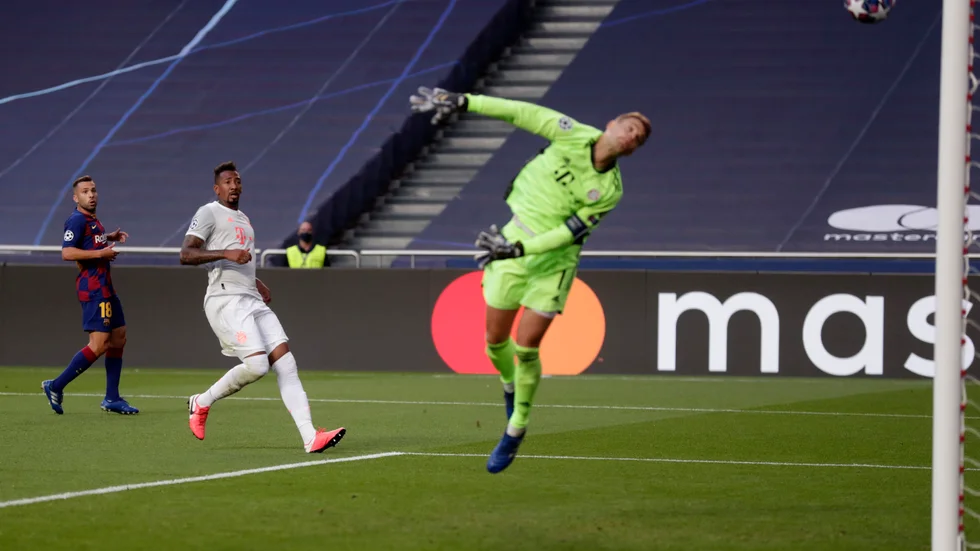 David Alaba skickar in bollen i eget mål mot Barcelona.