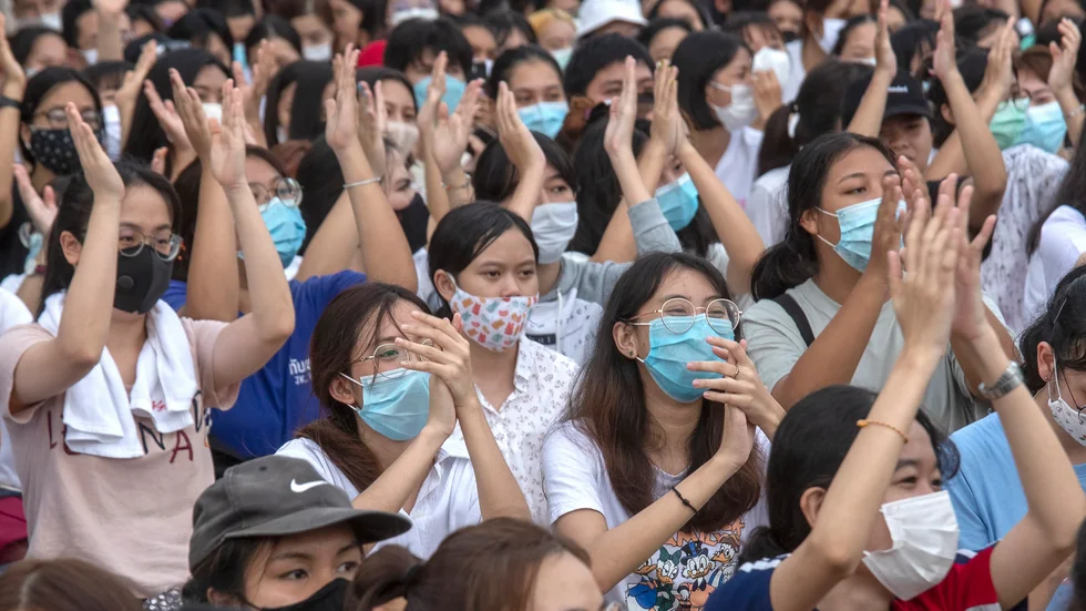 Tusentals studenter deltog i måndagens regeringskritiska demonstration i utkanten av Thailands huvudstad Bangkok.