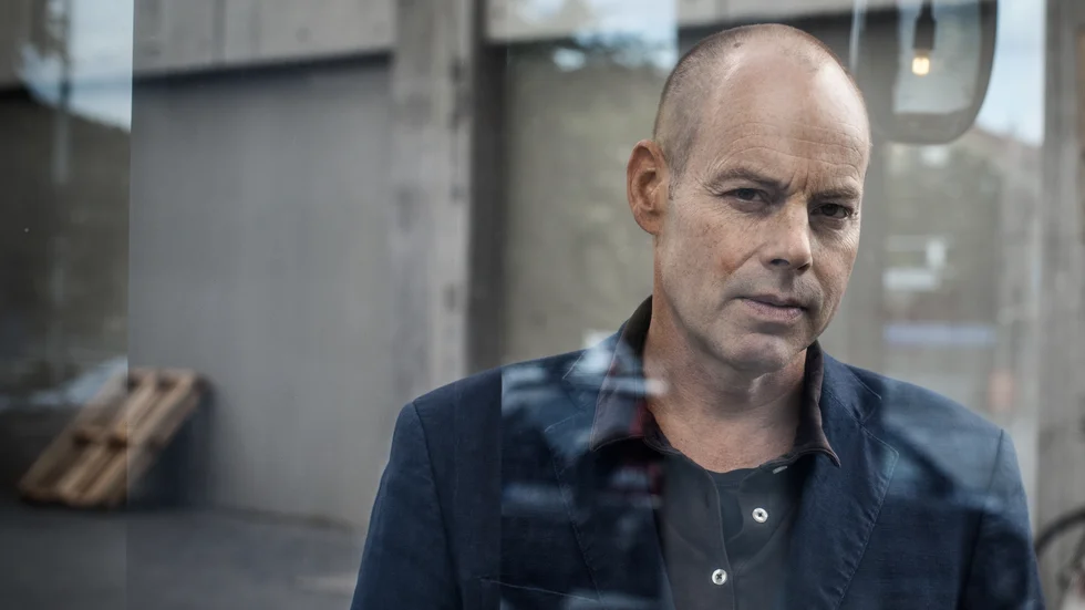 Magnus Dahlströms roman "Förhör" är "en skräckroman mitt i den svenska offentligheten, menar GT:s recensent Håkan Anderson. 