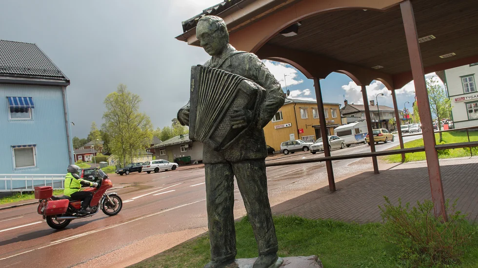 Albin Hagström-statyn i Älvdalen. Stiftelsen Albin Hagströms Minnesfond har tillkommit genom en donation av Albin Hagströms döttrar – Anna-Lenah Hagström och Kärstin Hagström-Heikkinen. Arkivbild.