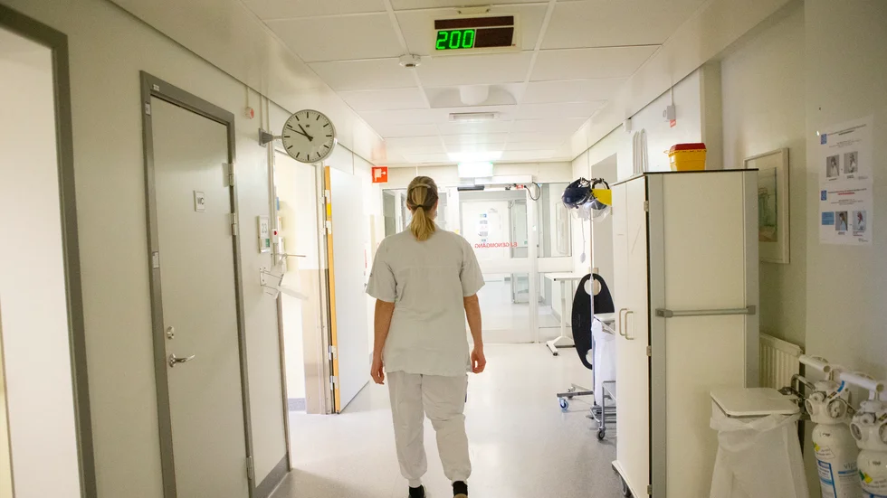 "Det är hög tid att arbetsgivarna gör sitt allra yttersta och anstränger sig bättre för att inte förlora en enda legitimerad profession och för att få de som har lämnat vården att komma tillbaka" skriver debattskribenten.