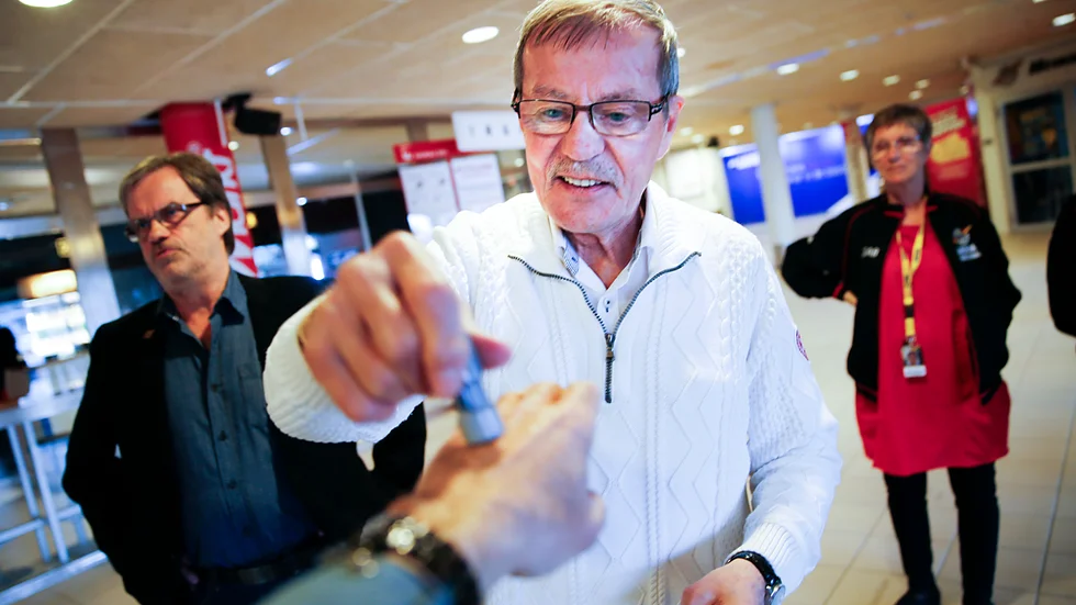 Det hände till och med att han tog fram handklaveret under åren som Luleå hockeys pressvärd.