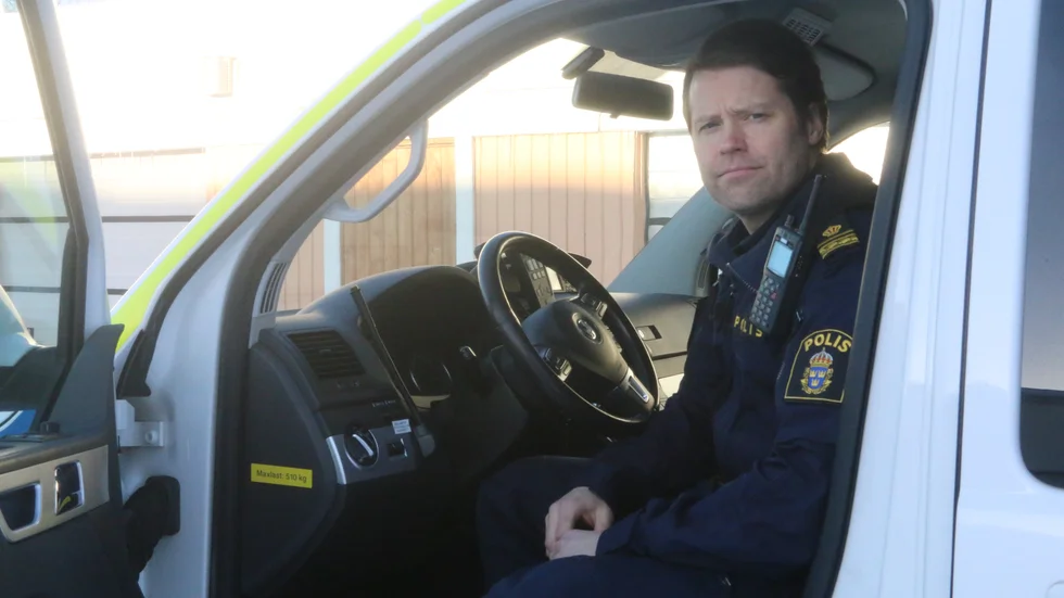 Marcus Eriksson, stationsbefäl vid Piteåpolisen, säger att det inte är olagligt om katten gör illa någon. "Det finns inget krav på att de ska hållas i koppel." (Arkivbild)