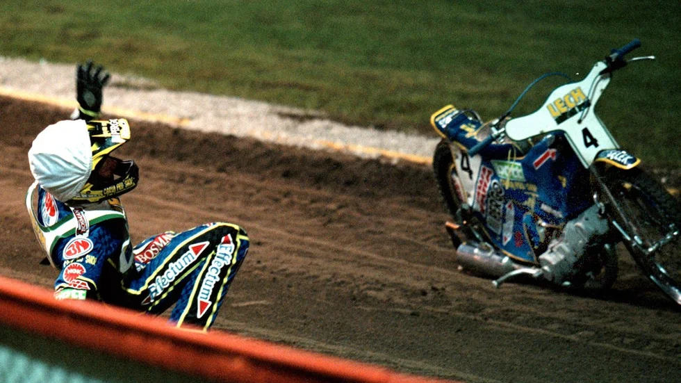 Så här såg det ut när Tony Rickardsson vann GP-tävlingen på Linköpings motorstadion i augusti 1998. Rickardsson firade med dans liggande på banan.