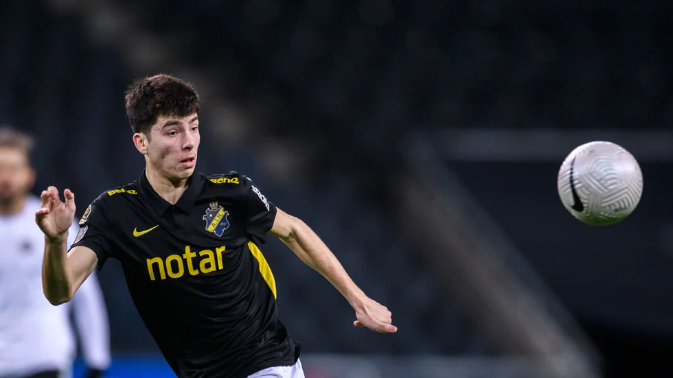 ESK-fostrade Adam Nilsson Kiani finns med i den AIK-trupp som på söndagen träningsspelar mot IK Sirius på Enavallen.