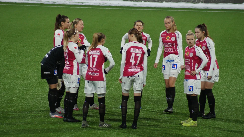 Uppsala har använt sig av två olika spelsätt under träningsmatcherna, vilket de kommer använda på lördag vill inte tränare Valfridsson avslöja.