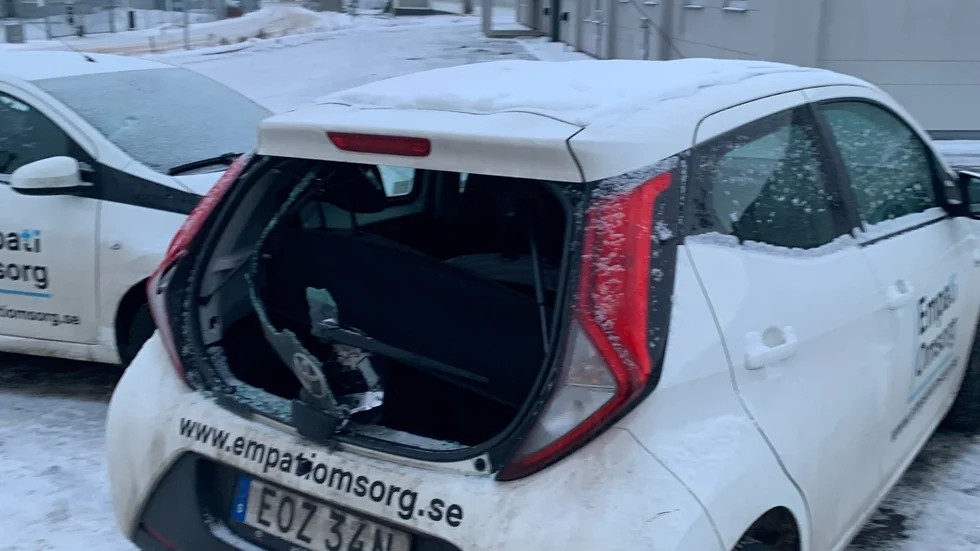 Hemtjänstföretaget Empati Omsorg i Motala har fått bilar sönderslagna. Skadegörelsen är polisanmäld.