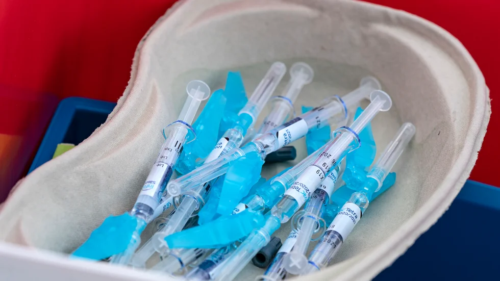 Slipp trängseln, vaccinera på fler ställen, uppmanar John Alatalo.