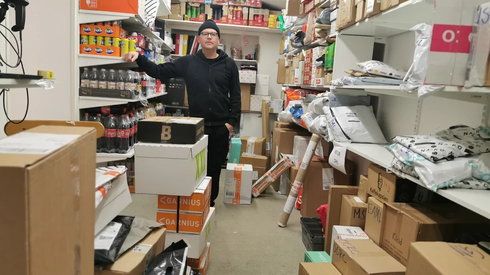 Emil Burén, Ingers Kiosk, visar upp förrådet där paketen förvaras – ett förråd som tidigare i veckan var så överfullt att de inte ens kunde ta emot paket.
