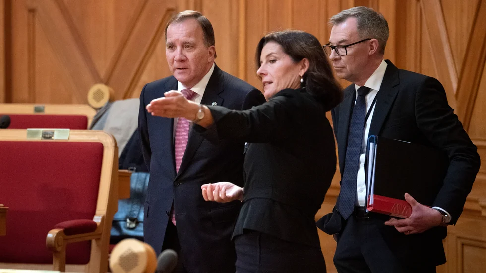 Konstitutionsutskottet riktar kritik mot regeringen på flera punkter. På bilden pekar ordföranden Karin Enström (M) med hela handen åt statsminister Stefan Löfven (S) vid en tidigare utfrågning i höstas.