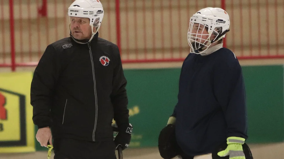 KVBS-tränaren Roger Carlsson tillsammans med Pontus Ekström som är tillbaka i målet i lördagsmatchen mot Kalix.