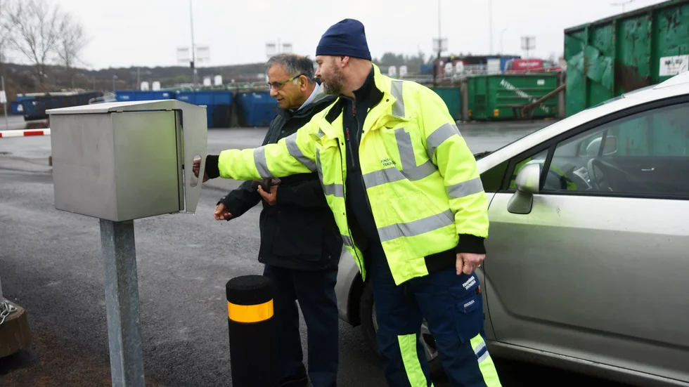 Projektledare Ulf Karlsson visar för Prem Dhir hur körkortet ska läsas av vid entrén. Inte alla kunder hade id-handlingen med sig när systemet togs i drift de första dagarna. 