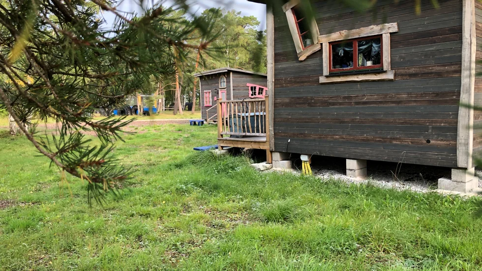 Nu står det klart att stugorna som Fide camping uppförde tillfälligt får stå kvar.