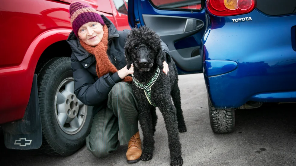 Monika Lundgren med hunden Bosse.