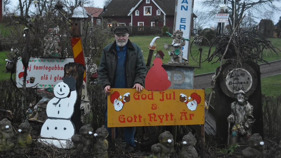 Göran Eriksson hälsar betraktaren god jul och gott nytt år. 79-åringen har samlat cirka 500 figurer som pryder gården året runt och utställningen varierar med högtider och tillfällen.
