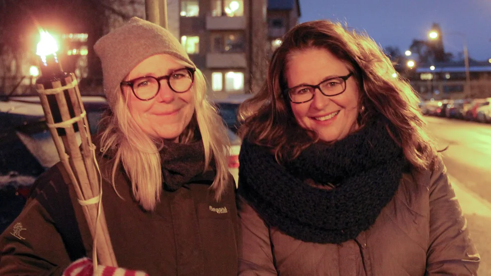 Anna Servin Cervin och Ulrika Björk som sjöng in första advent tillsammans med sin kör och grannarna.