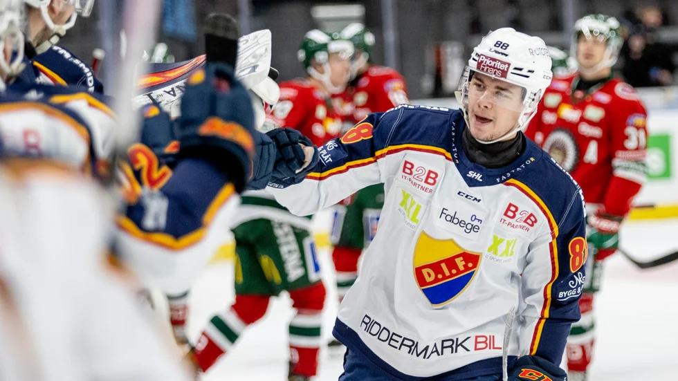 Djurgårdens Alexander Holtz jublar efter 1–0 målet under lördagens match i SHL mellan Frölunda och Djurgårdens i Scandinavium.