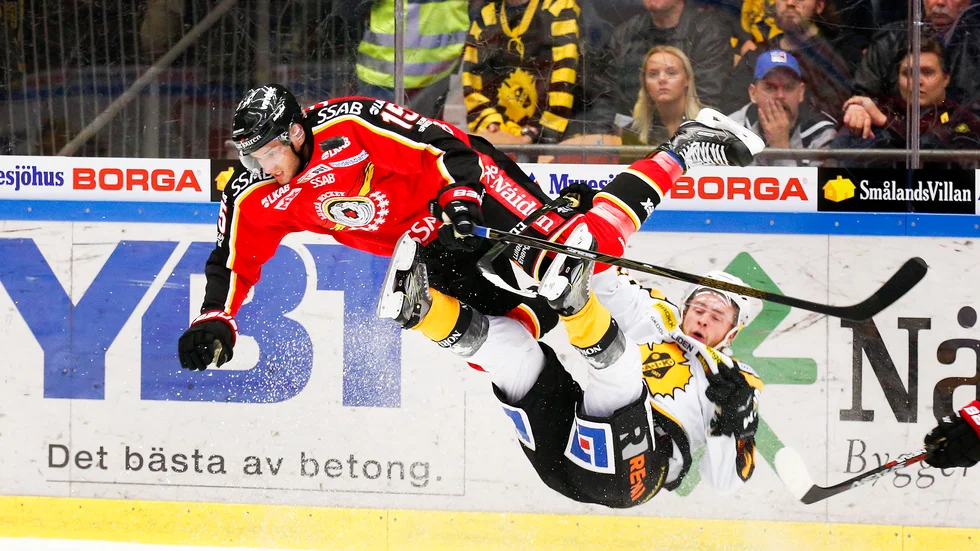Här delar Christian Jaros ut sin monstertackling på Skellefteås Sebastian Ohlsson, som får sig en flygtur.