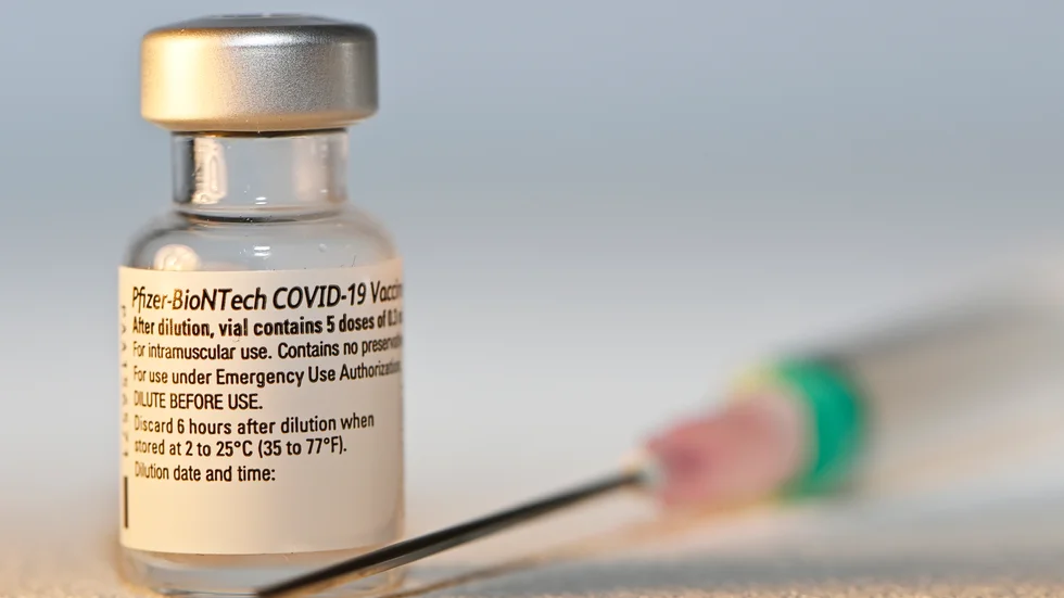Det är regeringens uppgift, inte regionernas, att se till att Sverige har tillräckligt med vaccin, menar skribenten.