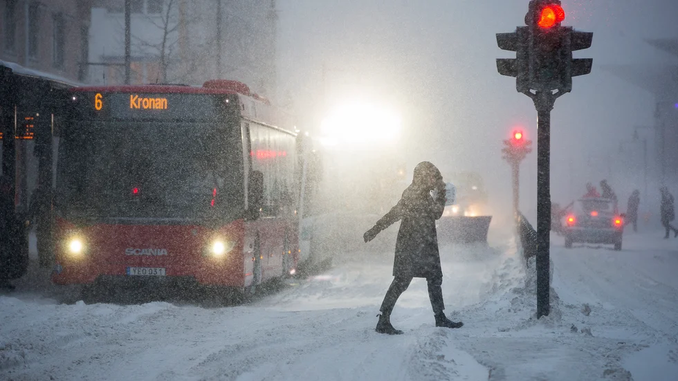 Massor av snö och hårda vindar. I dag gäller det att hålla i hatten i stora delar av Norrbotten.