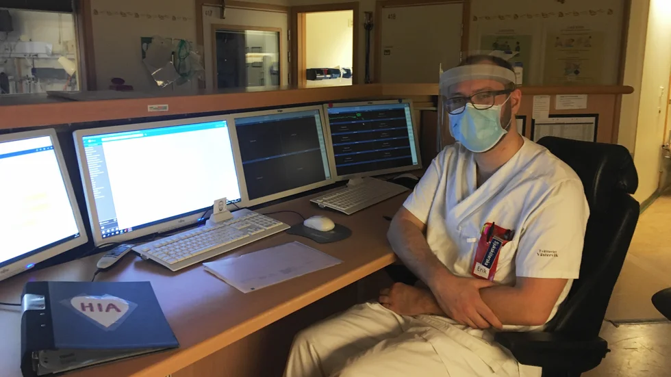 Erik Woxborn är sjuksköterska på hjärtintensiven. Här ses han vid en övervakningsstation där man kan hålla koll på exempelvis en coronapatient med något slags hjärtproblem.