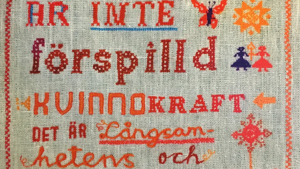 Ett broderi av illustratören Lotta Sjöberg som "En hyllning till alla stygn.".