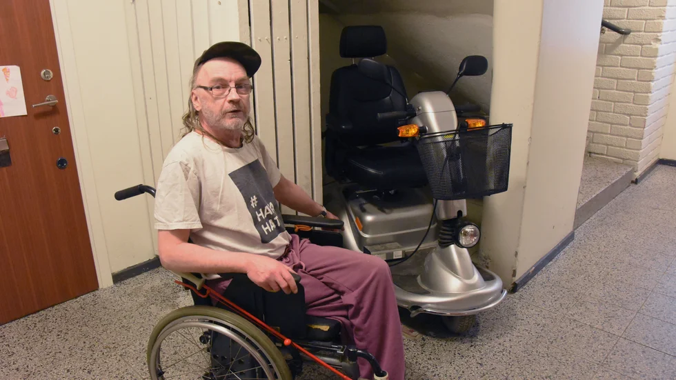 När Erik flyttade in i sin lägenhet på Hertsön gav Lulebo honom grönt ljus att ha sin permobil i trapphuset. "De säger att jag måste ta in den i lägenheten".