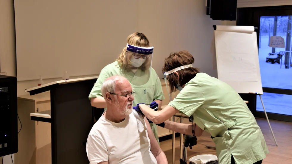 Allan Holmgren var den förste att vaccineras i Luleå. I slutet av nästa vecka kommer de allra flesta som bor på äldreboende i Luleå kommun ha fått den första dosen av två som ger skydd mot covid-19.