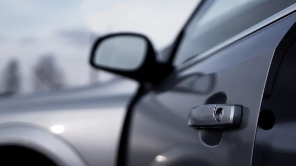 Kvinnan kände sig tvungen att kasta sig ut ur bilen i farten, för att undkomma pojkvännens slag. Bilden är från ett annat sammanhang.