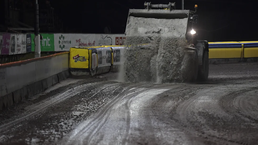 Förberedelser av banan inför den första SM-finalen mellan Masarna och Indianerna på Avesta motorstadion.