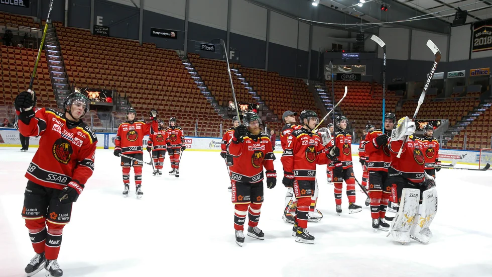 Trots de nya restriktionerna har Luleås juniorer som går på Elithockeygymnasiet kunnat träna på skoltid. Men efter smitta på skolan ställs träningarna in.