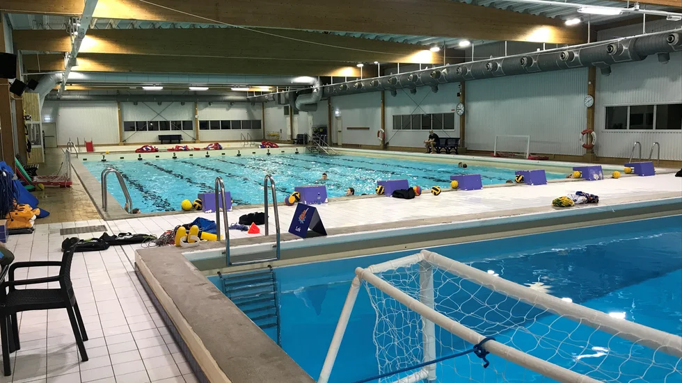 Låt oss samlas kring frågan och tänka till hur vi på bästa sätt kan säkra så att även Ljungsbro får en fin och fungerande simhall i framtiden, skriver debattörerna.