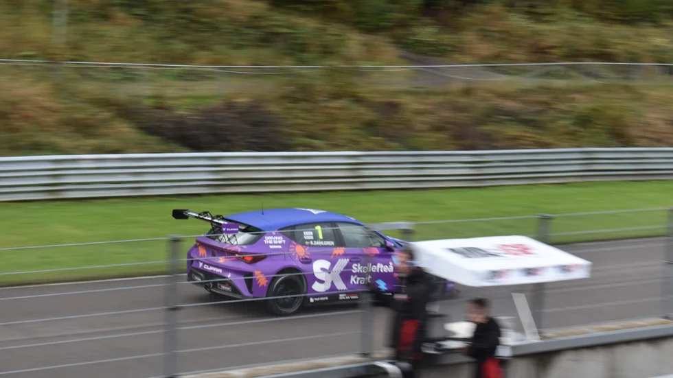 Fart och fläkt. Däremellan hårda ord och många bedömningar för domarna. Hård racing när det gäller som mest, är melodin. STCC-finalen var något utöver det vanliga i på Ring Knutstorp.