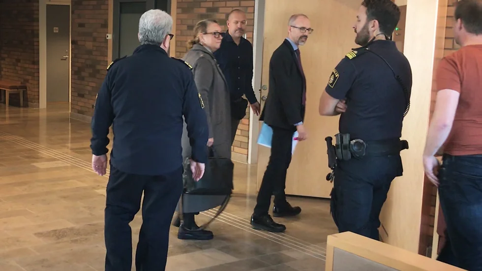 En 23-årig man häktades på torsdagsförmiddagen av Nyköpings tingsrätt misstänkt för mordet vid Långbergsskolan den 17 september. Åklagare Ola Björstrand, närmast dörren till rättegångssalen, leder utredningen.
