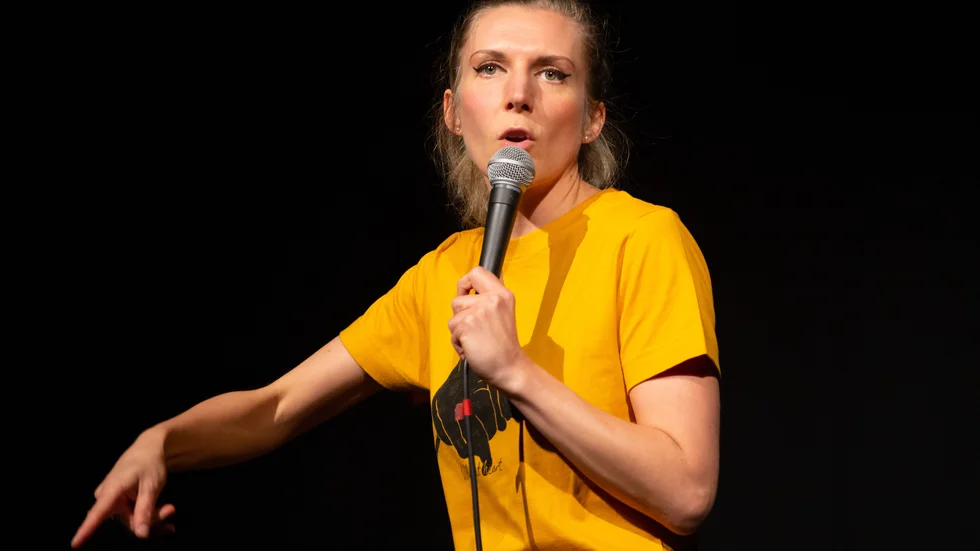 Josefin Sonck har rötterna i Finland och är sedan flera år ett av de ledande namnen på den svenska stand up-scenen.