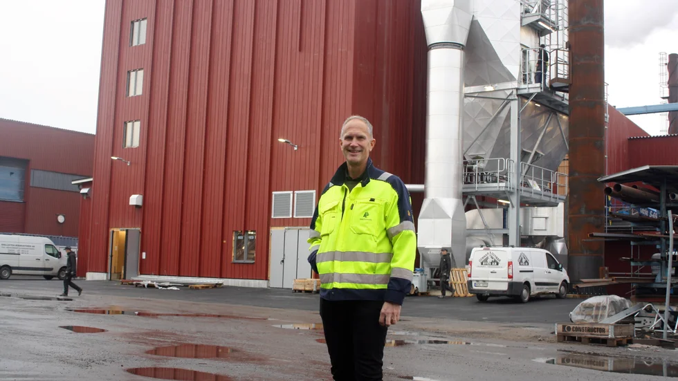 Olov Martinsom framför huset som rymmer den nya huvudpannan.