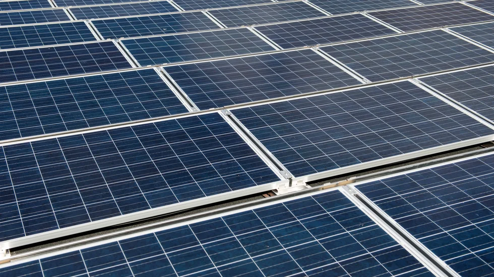 "De flesta förknippar solceller med villatak. Men en betydande del av solenergin i Sverige väntas komma från större anläggningar som kräver miljökonsekvensbeskrivningar och tillstånd från fler aktörer", skriver debattörerna som vill se energiperspektivet ta mer plats i kommunernas planarbete.