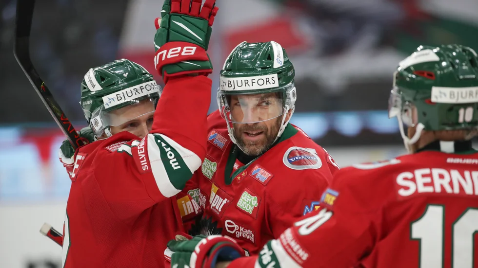 Joel Lundqvist klappas om efter ett av sina mål under SHL-starten. Frölundas lagkapten har förlängt sitt kontrakt med klubben över nästa säsong. Arkivbild.