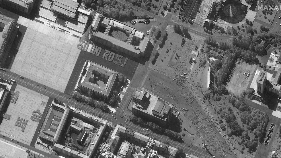 Repetition inför paraden syns på den här satellitbilden, som togs den 17 september.