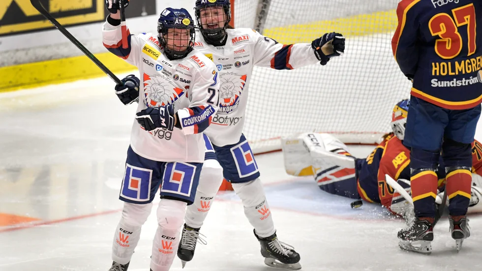 Carly Bullock, till höger, blev tvåmålsskytt i segern mot Brynäs. Arkivbild.