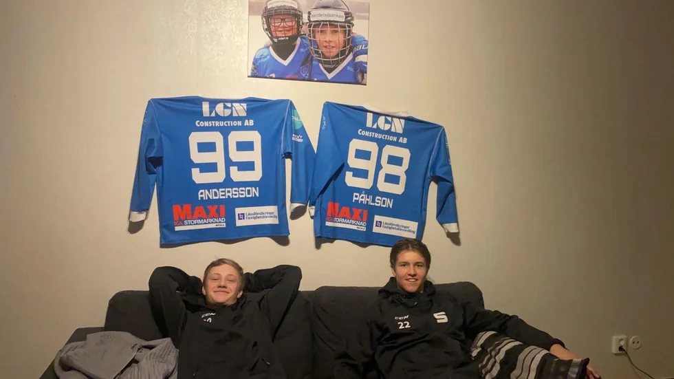 Viktor Andersson och Filip Påhlson glömmer inte sitt ursprung när de nu funnit sig tillrätta i nya lägenheten i Sandviken där de börjat på bandygymnasiet.