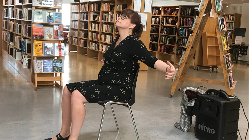 Mjuka rörelser, koncentration och tänkvärda ord är kärnan i ett poesigympapass. Här leder  Irène Karlbom Häll ett pass på stadsbiblioteket i Eskilstuna.