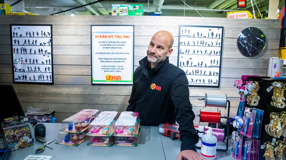 Pasi Roponen äger Lekia och hinner prismärka varor samtidigt som han sköter kassaapparaten. På grund av pandemin kör butiken numera ut varor till sina kunder. "Sedan restriktionerna skärptes har det varit oroande lugnt."