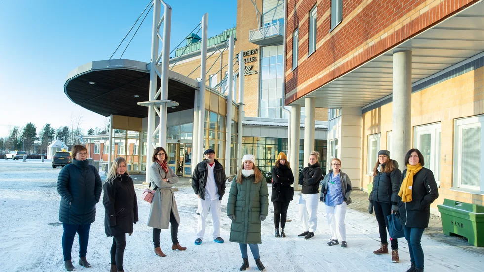 Missnöjet kokar hos vårdpersonalen inför den andra coronavågen. De kräver ekonomisk ersättning för arbetet med riskpatienterna men får inget gehör hos Region Norrbotten. "Att inte vi utlovar bonusar betyder inte att vi inte värderar vår personal", säger HR-chef Mari Conrad.